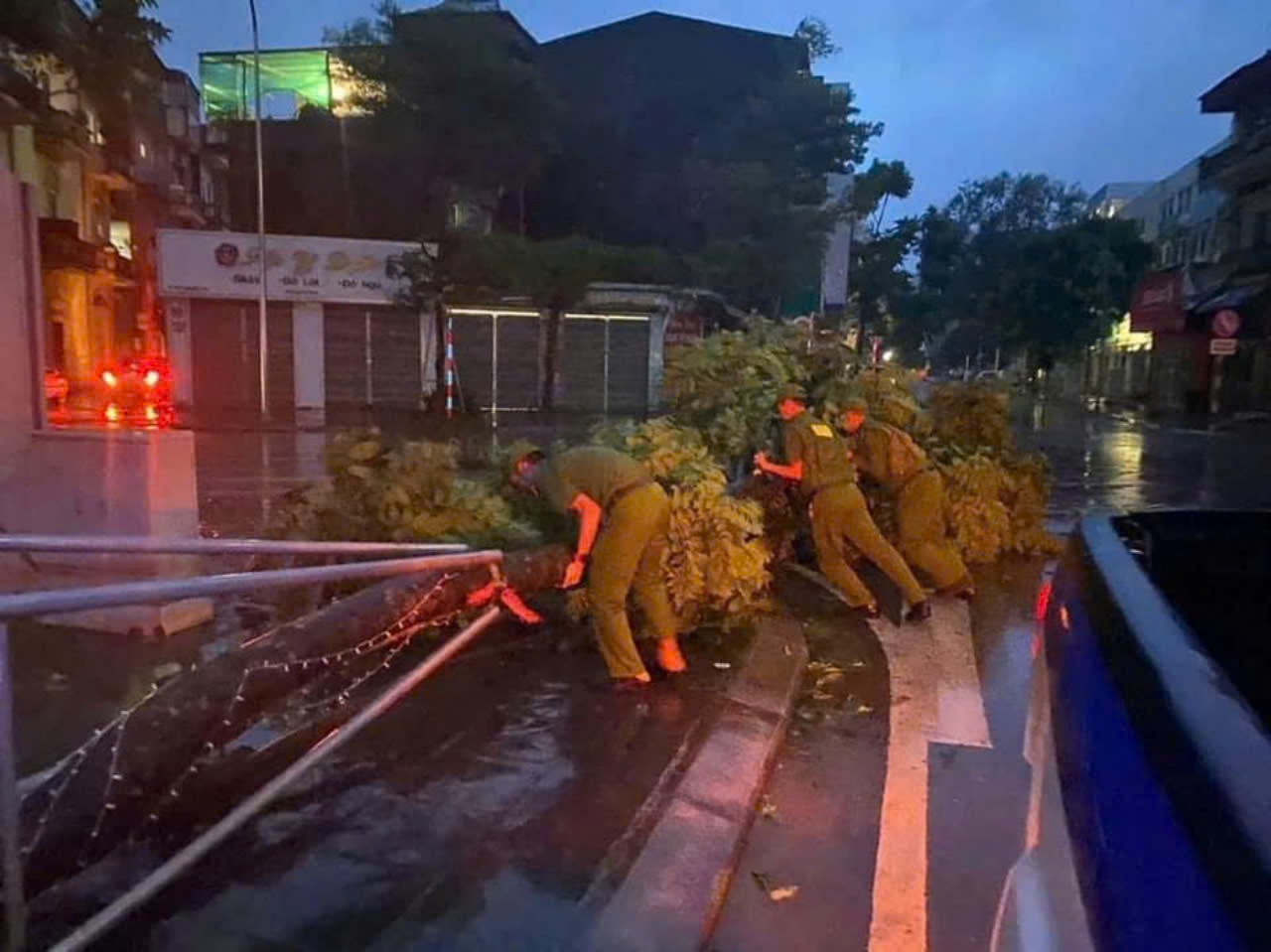 Công an quận Hải An: Tập trung lực lượng giúp Nhân dân khắc phục hậu quả sau cơn bão số 3(Cơn bão Yagi)